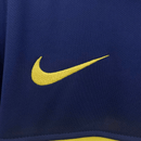 Camiseta hombre Boca Juniors temporada 2009 2010 primera equipación azul y oro franja amarilla retro calidad 1.1 premium Juan Román Riquelme Tienda Hincha Futbolero. Boca Juniors 2009, Boca 2010, Camiseta Boca retro, Ropa Boca Juniors clásica, Camiseta Boca azul y oro, Calidad 1.1 Boca, Riquelme Retro, Palermo 2010, Tienda Hincha Futbolero, Boca Retro Jersey 09/10.