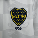 Camiseta hombre retro Boca Juniors segunda equipación blanca temporada 1995 1996 calidad 1.1 oficial, Boca Juniors retro 1995, Camiseta Boca blanca Maradona, Camiseta antigua Boca Juniors, Jersey Boca vintage 95/96, Calidad 1.1 Boca, Tienda Hincha Futbolero, Fútbol Argentino clásico, Bloke Core Boca, Regalo fútbol hombre Boca, Camiseta Caniggia Boca retro.