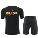 Conjunto hombre Selección Brasil temporada 2026 2027 oficial Jordan camiseta y pantalón corto negro detalles rojos fútbol técnica transpirable Canarinha entrenamiento mundial.
