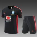Conjunto hombre Selección Brasil temporada 2026 2027 oficial Jordan camiseta y pantalón corto negro detalles rojos fútbol técnica transpirable Canarinha entrenamiento mundial.