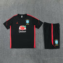 Conjunto hombre Selección Brasil temporada 2026 2027 oficial Jordan camiseta y pantalón corto negro detalles rojos fútbol técnica transpirable Canarinha entrenamiento mundial.