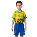 Conjunto infantil selección de Brasil edición especial temporada 2026 2027 camiseta amarilla y pantalón azul calidad 1.1 oficial, Brasil 2026, Conjunto infantil Brasil, Kit niño Brasil 2026, Camiseta Brasil niño, Ropa barata Brasil kids, Calidad 1.1 Canarinha, Tienda Hincha Futbolero, Copa del Mundo 2026, Regalo futbol niño, Uniforme Brasil infantil 2026.