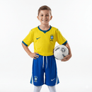 Conjunto infantil selección Brasil 2026 2027 primera equipación amarilla y pantalón azul calidad 1.1 premium edición Copa del Mundo oficial, Brasil infantil 2026, Conjunto niño Brasil amarillo, Ropa selección Brasil niños 2026, Equipación Brasil junior 26/27, Calidad 1.1 infantil azul, Tienda Hincha Futbolero, Regalo niño fútbol Brasil, Camiseta amarilla Brasil niño, Brazil Kids 2026 Home.