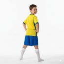 Conjunto infantil selección Brasil 2026 2027 primera equipación amarilla y pantalón azul calidad 1.1 premium edición Copa del Mundo oficial, Brasil infantil 2026, Conjunto niño Brasil amarillo, Ropa selección Brasil niños 2026, Equipación Brasil junior 26/27, Calidad 1.1 infantil azul, Tienda Hincha Futbolero, Regalo niño fútbol Brasil, Camiseta amarilla Brasil niño, Brazil Kids 2026 Home.