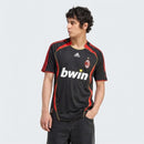 AC Milan 2006 retro, Camiseta Milan vintage, Jersey Milan 06/07 negra, Camiseta Kaká Milan, AC Milan shirt retro, Ropa fútbol vintage, Camiseta retro barata, Calidad 1.1 retro, Regalo fútbol hombre, Tienda Hincha Futbolero.