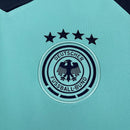 Camiseta hombre selección Alemania entrenamiento azul temporada 2026 2027 calidad 1.1 premium transpirable Tienda Hincha Futbolero. Alemania 2026, Entrenamiento Alemania azul, Camiseta Alemania 2027, Ropa Alemania fútbol, Camiseta entrenamiento azul, Calidad 1.1 Alemania, DFB Training 2026, Tienda Hincha Futbolero, Germany Training Jersey 26/27 blue.