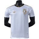 Camiseta Arabia Saudita segunda equipación 2026 2027 hombre blanca versión jugador auténtica calidad 1.1 oficial Tienda Hincha Futbolero Saudi Arabia Player Jersey, Camiseta Arabia Saudita 2026, Saudi Arabia Player Version, Camiseta blanca Arabia Saudita, Equipación saudí jugador, Comprar jersey Arabia Saudita 2026, Calidad 1.1 premium, SAFF oficial, Jersey mundial 2026 auténtico, Ropa de fútbol Arabia Saudita Slim Fit.