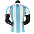 Camiseta hombre selección Argentina temporada 2026 2027 edición especial versión jugador blanca y azul detalles dorados calidad 1.1 premium Tienda Hincha Futbolero. Argentina 2026, Camiseta Argentina 2027, Argentina versión jugador, Ropa Argentina fútbol, Camiseta Messi 2026, Calidad 1.1 Argentina, Selección Argentina especial, Tienda Hincha Futbolero, Argentina Authentic Jersey 26/27.