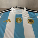 Camiseta hombre selección Argentina temporada 2026 2027 edición especial versión jugador blanca y azul detalles dorados calidad 1.1 premium Tienda Hincha Futbolero. Argentina 2026, Camiseta Argentina 2027, Argentina versión jugador, Ropa Argentina fútbol, Camiseta Messi 2026, Calidad 1.1 Argentina, Selección Argentina especial, Tienda Hincha Futbolero, Argentina Authentic Jersey 26/27.