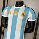 Camiseta hombre selección Argentina temporada 2026 2027 edición especial versión jugador blanca y azul detalles dorados calidad 1.1 premium Tienda Hincha Futbolero. Argentina 2026, Camiseta Argentina 2027, Argentina versión jugador, Ropa Argentina fútbol, Camiseta Messi 2026, Calidad 1.1 Argentina, Selección Argentina especial, Tienda Hincha Futbolero, Argentina Authentic Jersey 26/27.