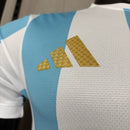 Camiseta hombre selección Argentina temporada 2026 2027 edición especial versión jugador blanca y azul detalles dorados calidad 1.1 premium Tienda Hincha Futbolero. Argentina 2026, Camiseta Argentina 2027, Argentina versión jugador, Ropa Argentina fútbol, Camiseta Messi 2026, Calidad 1.1 Argentina, Selección Argentina especial, Tienda Hincha Futbolero, Argentina Authentic Jersey 26/27.