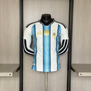 Camiseta hombre Selección Argentina temporada 2025 2026 color azul y blanca manga larga oficial versión jugador fútbol técnica transpirable 3 estrellas.