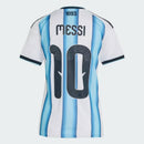 Camiseta mujer Selección Argentina temporada 2025 2026 primera equipación oficial color blanca y azul 3 estrellas fútbol técnica transpirable femenina.