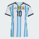 Camiseta mujer Selección Argentina temporada 2025 2026 primera equipación oficial color blanca y azul 3 estrellas fútbol técnica transpirable femenina.