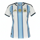 Camiseta mujer Selección Argentina temporada 2025 2026 primera equipación oficial color blanca y azul 3 estrellas fútbol técnica transpirable femenina.