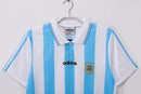 Camiseta oficial de la Selección Argentina primera equipación temporada 1994 1995 blanca y celeste retro para hombre, diseño clásico de Tienda Hincha Futbolero, Camiseta Argentina retro, Argentina 94/95, Ropa Argentina vintage, Comprar camiseta Argentina blanca, Albiceleste, Selección Argentina, Camisetas fútbol retro, Retro Argentina 1995, Historia Selección Argentina, Colección Argentina, Fútbol YEARS 90.