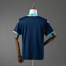 Camiseta hombre selección Argentina retro temporada 2011 2012 segunda equipación azul marino detalles celestes y blancos escudo bordado calidad 1.1 oficial, Argentina Retro, Camiseta Argentina 2011, Camiseta Argentina azul marino, Messi 2012, Camiseta barata Argentina, Calidad 1.1 Argentina, Retro Football, Tienda Hincha Futbolero, Argentina Away Retro Jersey.