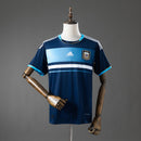 Camiseta hombre selección Argentina retro temporada 2011 2012 segunda equipación azul marino detalles celestes y blancos escudo bordado calidad 1.1 oficial, Argentina Retro, Camiseta Argentina 2011, Camiseta Argentina azul marino, Messi 2012, Camiseta barata Argentina, Calidad 1.1 Argentina, Retro Football, Tienda Hincha Futbolero, Argentina Away Retro Jersey.