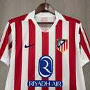Camiseta hombre Atlético de Madrid primera equipación rayas rojas y blancas temporada 2025 2026 calidad 1.1 oficial,Atlético de Madrid 2026, Camiseta Atleti 25/26, Equipación Atlético Madrid barata, Calidad 1.1 Colchonero, Tienda Hincha Futbolero, Metropolitano, Bloke Core 2026, Camiseta roja y blanca Atleti, Griezmann 2026, Regalo fútbol España.