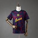 Tienda Hincha Futbolero, FC Barcelona 26/27, Camiseta Barcelona edición especial, Barça azul marino y roja, Camiseta Barcelona hombre, Equipación oficial Barcelona, Comprar camiseta Barça, Més que un club, Ropa FC Barcelona 2026, Camiseta fútbol exclusiva, Barça fan gear, Nueva equipación Barcelona