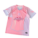 Camiseta oficial del FC Barcelona edición especial Karol G temporada 2025 2026 para hombre color rosa de Tienda Hincha Futbolero, Camiseta FC Barcelona Karol G, Camiseta Barcelona rosa, Edición especial Barcelona 2026, Ropa oficial FC Barcelona, Comprar camiseta Barça edición limitada, Calidad premium Barcelona, Barcelona x Karol G, Jersey Barcelona hombre, Moda fútbol urbana, Camiseta oficial culé.