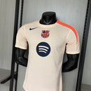 Camiseta entrenamiento FC Barcelona 2026 2027 hombre beige salmón versión jugador auténtica calidad 1.1 oficial Tienda Hincha Futbolero Barça Training Player Jersey, Camiseta entrenamiento Barcelona 2026, Barça Player Version, Camiseta técnica Barcelona, Entrenamiento Barça beige, Comprar jersey entrenamiento Barcelona 26/27, Calidad 1.1 premium, FC Barcelona oficial, Ropa de entrenamiento fútbol 2026, Barça Slim Fit.