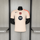Camiseta entrenamiento FC Barcelona 2026 2027 hombre beige salmón versión jugador auténtica calidad 1.1 oficial Tienda Hincha Futbolero Barça Training Player Jersey, Camiseta entrenamiento Barcelona 2026, Barça Player Version, Camiseta técnica Barcelona, Entrenamiento Barça beige, Comprar jersey entrenamiento Barcelona 26/27, Calidad 1.1 premium, FC Barcelona oficial, Ropa de entrenamiento fútbol 2026, Barça Slim Fit.