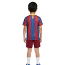 Conjunto infantil retro FC Barcelona 2010 2011 primera equipación camiseta azulgrana y pantalón rojo calidad 1.1 oficial, Barcelona infantil retro, Conjunto niño Barça 2011 rojo, Ropa FC Barcelona niños retro, Equipación Barça junior 10/11, Calidad 1.1 infantil, Tienda Hincha Futbolero, Regalo niño Barcelona fútbol, Camiseta azulgrana Barça niño retro, Barça Kids Retro 2011.
