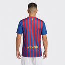 Camiseta oficial del FC Barcelona primera equipación temporada 2011 2012 retro para hombre de Tienda Hincha Futbolero, Camiseta Barcelona retro, Barça 11/12, Ropa Barcelona vintage, Comprar camiseta Barcelona antigua, Culés, Blaugrana, Camisetas fútbol retro, Retro Barcelona 2012, Lionel Messi, Colección Barça.
