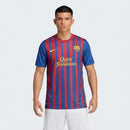 Camiseta oficial del FC Barcelona primera equipación temporada 2011 2012 retro para hombre de Tienda Hincha Futbolero, Camiseta Barcelona retro, Barça 11/12, Ropa Barcelona vintage, Comprar camiseta Barcelona antigua, Culés, Blaugrana, Camisetas fútbol retro, Retro Barcelona 2012, Lionel Messi, Colección Barça.