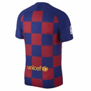Camiseta oficial FC Barcelona primera equipación temporada 2019 2020 retro azulgrana para hombre de Tienda Hincha Futbolero, Camiseta FC Barcelona retro, Barça 19/20, Ropa Barcelona vintage, Comprar camiseta Barcelona 2020, Culés, Camp Nou, Fútbol español, Camisetas fútbol retro, Retro Barcelona 2020, Historia Barcelona, Colección Barça, Liga Española, Camiseta Barcelona cuadros