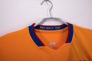 Camiseta oficial FC Barcelona segunda equipación temporada 2006 2007 retro color naranja para hombre de Tienda Hincha Futbolero, Camiseta FC Barcelona retro, Barça 06/07, Ropa Barcelona vintage, Comprar camiseta Barcelona naranja, Culés, Camp Nou, Fútbol español, Camisetas fútbol retro, Retro Barcelona 2007, Historia Barcelona, Colección Barça, Segunda equipación Barcelona, Liga Española.