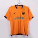 Camiseta oficial FC Barcelona segunda equipación temporada 2006 2007 retro color naranja para hombre de Tienda Hincha Futbolero, Camiseta FC Barcelona retro, Barça 06/07, Ropa Barcelona vintage, Comprar camiseta Barcelona naranja, Culés, Camp Nou, Fútbol español, Camisetas fútbol retro, Retro Barcelona 2007, Historia Barcelona, Colección Barça, Segunda equipación Barcelona, Liga Española.