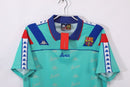 Camiseta oficial FC Barcelona segunda equipación temporada 1992 1995 retro color azul para hombre de Tienda Hincha Futbolero, Camiseta FC Barcelona retro, Barça 92/95, Ropa Barcelona vintage, Comprar camiseta Barcelona azul, Dream Team, Johan Cruyff, Fútbol español, Camisetas fútbol retro, Retro Barcelona 1994, Historia Barcelona, Colección Barça, Segunda equipación Barcelona, Liga Española anos 90.