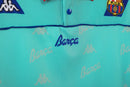 Camiseta oficial FC Barcelona segunda equipación temporada 1992 1995 retro color azul para hombre de Tienda Hincha Futbolero, Camiseta FC Barcelona retro, Barça 92/95, Ropa Barcelona vintage, Comprar camiseta Barcelona azul, Dream Team, Johan Cruyff, Fútbol español, Camisetas fútbol retro, Retro Barcelona 1994, Historia Barcelona, Colección Barça, Segunda equipación Barcelona, Liga Española anos 90.