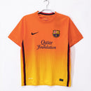 Camiseta oficial FC Barcelona segunda equipación temporada 2012 2013 retro color naranja para hombre de Tienda Hincha Futbolero, Camiseta FC Barcelona retro, Barça 12/13, Ropa Barcelona vintage, Comprar camiseta Barcelona naranja, Culés, Camp Nou, Fútbol español, Camisetas fútbol retro, Retro Barcelona 2013, Historia Barcelona, Colección Barça, Segunda equipación Barcelona, Liga Española.