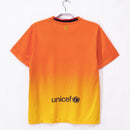 Camiseta oficial FC Barcelona segunda equipación temporada 2012 2013 retro color naranja para hombre de Tienda Hincha Futbolero, Camiseta FC Barcelona retro, Barça 12/13, Ropa Barcelona vintage, Comprar camiseta Barcelona naranja, Culés, Camp Nou, Fútbol español, Camisetas fútbol retro, Retro Barcelona 2013, Historia Barcelona, Colección Barça, Segunda equipación Barcelona, Liga Española.