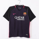 Camiseta oficial FC Barcelona segunda equipación temporada 2016 2017 retro color morado para hombre de Tienda Hincha Futbolero, Camiseta FC Barcelona retro, Barça 16/17, Ropa Barcelona vintage, Comprar camiseta Barcelona morada, Culés, Camp Nou, Fútbol español, Camisetas fútbol retro, Retro Barcelona 2017, Historia Barcelona, Colección Barça, Segunda equipación Barcelona, Liga Española