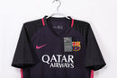 Camiseta oficial FC Barcelona segunda equipación temporada 2016 2017 retro color morado para hombre de Tienda Hincha Futbolero, Camiseta FC Barcelona retro, Barça 16/17, Ropa Barcelona vintage, Comprar camiseta Barcelona morada, Culés, Camp Nou, Fútbol español, Camisetas fútbol retro, Retro Barcelona 2017, Historia Barcelona, Colección Barça, Segunda equipación Barcelona, Liga Española