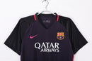 Camiseta oficial FC Barcelona segunda equipación temporada 2016 2017 retro color morado para hombre de Tienda Hincha Futbolero, Camiseta FC Barcelona retro, Barça 16/17, Ropa Barcelona vintage, Comprar camiseta Barcelona morada, Culés, Camp Nou, Fútbol español, Camisetas fútbol retro, Retro Barcelona 2017, Historia Barcelona, Colección Barça, Segunda equipación Barcelona, Liga Española