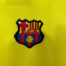 Camiseta retro hombre FC Barcelona segunda equipación amarilla con franja diagonal año 1982 1983 calidad 1.1 oficial, Barcelona 1982, Camiseta retro Barça, Camiseta vintage Barcelona, Equipación Barça barata, Calidad 1.1 Culer, Tienda Hincha Futbolero, Diego Maradona Barça, Bloke Core retro, Camiseta amarilla Barça antigua, Regalo fútbol vintage.