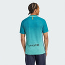 Camiseta hombre retro FC Barcelona tercera equipación verde degradado temporada 2016 2017 calidad 1.1 oficial. Barcelona retro 2016, Camiseta Barça 16/17 tercera, Camiseta verde Barcelona Messi, Jersey Barça vintage 2017, Calidad 1.1 Barcelona, Tienda Hincha Futbolero, La Liga clásica, Bloke Core Barcelona, Regalo fútbol hombre Barça, Camiseta Neymar Barcelona retro.