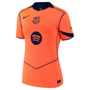 Camiseta del FC Barcelona 2025 2026 tercera equipación para mujer naranja corte femenino estilo Total 90 jersey oficial visitante del Barça Femení Tienda Hincha Futbolero, Camiseta Barcelona mujer 2025, Jersey FC Barcelona femenino tercera equipación, Camiseta Barcelona naranja mujer 2026, Camiseta del Barça Total 90 mujer, Comprar equipación femenina Barcelona naranja, Calidad premium Barcelona mujer, Camiseta fútbol Barça femenino, Ropa urbana blockecore mujer, Jersey naranja de colección culé.