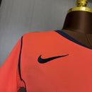 Camiseta del FC Barcelona 2025 2026 tercera equipación para mujer naranja corte femenino estilo Total 90 jersey oficial visitante del Barça Femení Tienda Hincha Futbolero, Camiseta Barcelona mujer 2025, Jersey FC Barcelona femenino tercera equipación, Camiseta Barcelona naranja mujer 2026, Camiseta del Barça Total 90 mujer, Comprar equipación femenina Barcelona naranja, Calidad premium Barcelona mujer, Camiseta fútbol Barça femenino, Ropa urbana blockecore mujer, Jersey naranja de colección culé.