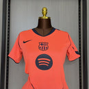 Camiseta del FC Barcelona 2025 2026 tercera equipación para mujer naranja corte femenino estilo Total 90 jersey oficial visitante del Barça Femení Tienda Hincha Futbolero, Camiseta Barcelona mujer 2025, Jersey FC Barcelona femenino tercera equipación, Camiseta Barcelona naranja mujer 2026, Camiseta del Barça Total 90 mujer, Comprar equipación femenina Barcelona naranja, Calidad premium Barcelona mujer, Camiseta fútbol Barça femenino, Ropa urbana blockecore mujer, Jersey naranja de colección culé.