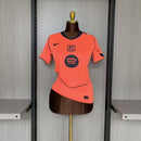 Camiseta del FC Barcelona 2025 2026 tercera equipación para mujer naranja corte femenino estilo Total 90 jersey oficial visitante del Barça Femení Tienda Hincha Futbolero, Camiseta Barcelona mujer 2025, Jersey FC Barcelona femenino tercera equipación, Camiseta Barcelona naranja mujer 2026, Camiseta del Barça Total 90 mujer, Comprar equipación femenina Barcelona naranja, Calidad premium Barcelona mujer, Camiseta fútbol Barça femenino, Ropa urbana blockecore mujer, Jersey naranja de colección culé.