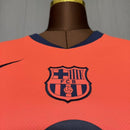 Camiseta del FC Barcelona 2025 2026 tercera equipación para mujer naranja corte femenino estilo Total 90 jersey oficial visitante del Barça Femení Tienda Hincha Futbolero, Camiseta Barcelona mujer 2025, Jersey FC Barcelona femenino tercera equipación, Camiseta Barcelona naranja mujer 2026, Camiseta del Barça Total 90 mujer, Comprar equipación femenina Barcelona naranja, Calidad premium Barcelona mujer, Camiseta fútbol Barça femenino, Ropa urbana blockecore mujer, Jersey naranja de colección culé.