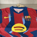Camiseta FC Barcelona cuarta equipación El Clásico 2025 2026 versión jugador hombre ajuste atlético escudo termosellado detalles técnicos premium azulgrana y amarillo.