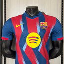 Camiseta FC Barcelona cuarta equipación El Clásico 2025 2026 versión jugador hombre ajuste atlético escudo termosellado detalles técnicos premium azulgrana y amarillo.