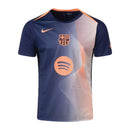 Barcelona 2026, Camiseta pre-partido Barça, Camiseta entrenamiento Barcelona, Ropa oficial FC Barcelona, Camiseta azul naranja Barça, Regalo fútbol hombre Barcelona, Jersey Barça 25/26 pre-match, Culé training kit, Comprar camiseta barata, Tienda Hincha Futbolero